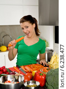 Young woman while preparing meal. Стоковое фото, агентство BE&W Photo / Фотобанк Лори