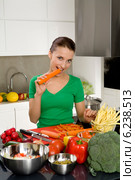 Young woman while preparing meal. Стоковое фото, агентство BE&W Photo / Фотобанк Лори