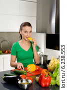 Young woman while preparing meal. Стоковое фото, агентство BE&W Photo / Фотобанк Лори