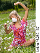 Young woman on the meadow. Стоковое фото, агентство BE&W Photo / Фотобанк Лори