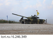 "Раненый" танк Т-72Б команды Кувейта проходит дистанцию. Алабино, Чемпионат мира по танковому биатлону (2014 год). Редакционное фото, фотограф Алексей Гусев / Фотобанк Лори