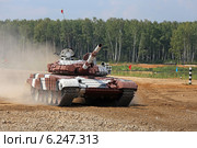 Запасной танк Т-72Б команды Венесуэлы проходит трассу. Алабино, Чемпионат мира по танковому биатлону (2014 год). Редакционное фото, фотограф Алексей Гусев / Фотобанк Лори