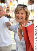 couple larking about on holiday. Стоковое фото, фотограф Phovoir Images / Фотобанк Лори