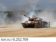 Танк Т-72Б выходит на финишную прямую. Алабино, Чемпионат мира по танковому биатлону (2014 год). Редакционное фото, фотограф Алексей Гусев / Фотобанк Лори