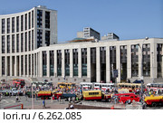 Выставка ретроавтобусов к 90-летнему юбилею московского автобуса. Проспект Академика Сахарова, Москва (2014 год). Редакционное фото, фотограф Илюхина Наталья / Фотобанк Лори