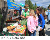 Девочки угощаются на ярмарке (2013 год). Редакционное фото, фотограф Анатолий Матвейчук / Фотобанк Лори