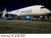 Новейший самолет Airbus A350 XWB приземлился в международном аэропорту Шереметьево города Москвы в рамках мирового турне (2014 год). Редакционное фото, фотограф Николай Винокуров / Фотобанк Лори