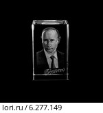 Российский президент Путин. Сувенир с лазерной гравировкой внутри стекла (2014 год). Редакционное фото, фотограф Игорь Симановский / Фотобанк Лори