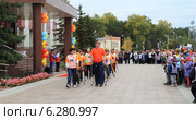 Колонна любителей скандинавской ходьбы и зрители (2013 год). Редакционное фото, фотограф Анатолий Матвейчук / Фотобанк Лори
