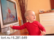 Baby boy watching television. Редакционное фото, агентство BE&W Photo / Фотобанк Лори
