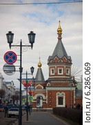Улица с церковью в Ярославле (2011 год). Редакционное фото, фотограф Людмила Угольнова / Фотобанк Лори