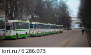 Стоянка автобусов возле набережной в Ярославле (2011 год). Редакционное фото, фотограф Людмила Угольнова / Фотобанк Лори