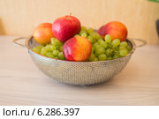 Fruits in the bown on table. Стоковое фото, фотограф Elnur / Фотобанк Лори