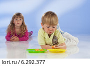 Children eating fruits. Стоковое фото, агентство BE&W Photo / Фотобанк Лори