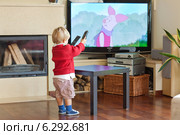 A child watching tv at home. Редакционное фото, агентство BE&W Photo / Фотобанк Лори