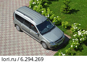 Автомобиль Lada Largus. Вид сверху (2014 год). Редакционное фото, фотограф Александр Замараев / Фотобанк Лори