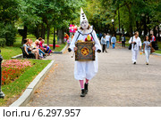 Белый (грустный) клоун с шарманкой идет по бульвару в городе Москве (2014 год). Редакционное фото, фотограф Николай Винокуров / Фотобанк Лори