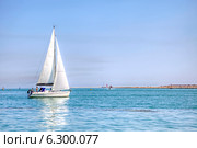 Яхта с белым парусом в Адриатическом море (2014 год). Редакционное фото, фотограф Parmenov Pavel / Фотобанк Лори