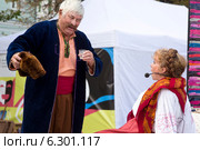 Актеры муниципального драматического театра "Стрела" города Жуковского играют роли Солохи и Головы по повести Н.В. Гоголя "Ночь перед рождеством" в рамках дня празднования юбилея писателя на Гоголевском бульваре города Москвы, 16 августа 2014. Редакционное фото, фотограф Николай Винокуров / Фотобанк Лори