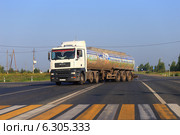 Молоковоз фирмы Простоквашино едет по трассе Тюмень-Омск (2014 год). Редакционное фото, фотограф Анатолий Матвейчук / Фотобанк Лори