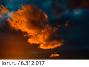 Оранжевые облака на темном предгрозовом небе. Стоковое фото, фотограф E. O. / Фотобанк Лори
