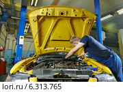 auto mechanic repairman at work. Стоковое фото, фотограф Дмитрий Калиновский / Фотобанк Лори