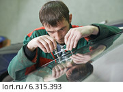 Windscreen repair. Стоковое фото, фотограф Дмитрий Калиновский / Фотобанк Лори
