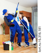 housecleaners cleaning house. Стоковое фото, фотограф Яков Филимонов / Фотобанк Лори