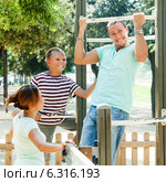 man with family training on chin-up bar. Стоковое фото, фотограф Яков Филимонов / Фотобанк Лори