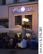 Nowy Њwiat street at night - Flow Coffee Lunch & Cocktail Bar. Редакционное фото, агентство BE&W Photo / Фотобанк Лори