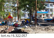 Люди откапывают детский городок после схода селевого потока во дворе санатория Сагаан Дали в поселке Аршан (2014 год). Редакционное фото, фотограф Виктория Катьянова / Фотобанк Лори