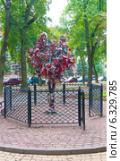 Город Калуга. Скульптура "Дерево счастья" (2014 год). Редакционное фото, фотограф Зобков Юрий / Фотобанк Лори