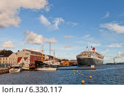 Круизное судно Queen Mary 2, музейный корабль Rogaland и небольшие яхты в порту г. Ставангер, Норвегия (2014 год). Редакционное фото, фотограф Иван Марчук / Фотобанк Лори