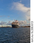 Морской круизный лайнер Queen Mary 2 прибывает в порт г. Ставангер, Норвегия (2014 год). Редакционное фото, фотограф Иван Марчук / Фотобанк Лори
