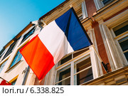 Французский флаг украшает здание местного правительства в Париже, Франция (2014 год). Стоковое фото, фотограф g.bruev / Фотобанк Лори
