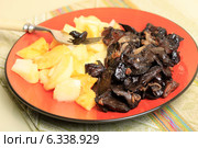 Грибы свинушки, жареные с картошкой и луком. Стоковое фото, фотограф Яна Королёва / Фотобанк Лори