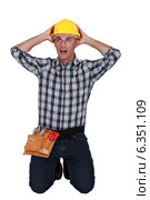 Astonished tradesman with his hands behind his head. Стоковое фото, фотограф Phovoir Images / Фотобанк Лори