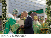 Патриарх Кирилл награждает главу Дмитровского района В.В. Гаврилова (2014 год). Редакционное фото, фотограф Дмитрий Неумоин / Фотобанк Лори