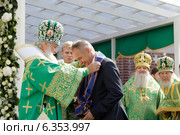 Патриарх Кирилл в Николо-Пешнском монастыре награждает главу Дмитровского района В.В. Гаврилова (2014 год). Редакционное фото, фотограф Дмитрий Неумоин / Фотобанк Лори
