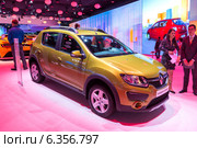 Renault Sandero Stepway. Московский международный автомобильный салон 2014. Редакционное фото, фотограф Сергей Лаврентьев / Фотобанк Лори
