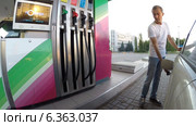 Мужчина заправляет автомобиль на бензоколонке Башнефть (Россия) (2014 год). Редакционное видео, видеограф Mikhail Erguine / Фотобанк Лори