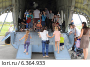 Посадка в грузовой вертолет (2014 год). Редакционное фото, фотограф Анатолий Матвейчук / Фотобанк Лори