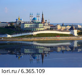 Казанский кремль с отражением в реке на закате (2014 год). Стоковое фото, фотограф Михаил Коханчиков / Фотобанк Лори