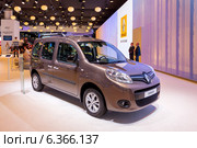 Renault Kangoo. Московский международный автомобильный салон 2014. Редакционное фото, фотограф Сергей Лаврентьев / Фотобанк Лори