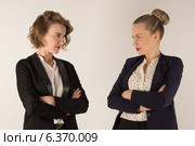 Две деловые женщины ругаются. Стоковое фото, фотограф Эльвира Гумирова / Фотобанк Лори