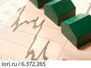Graph in a paper with wooden houses. Стоковое фото, агентство Ingram Publishing / Фотобанк Лори