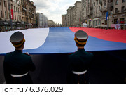 Военнослужащие роты специального караула Президентского полка несет огромное полотнище российского триколора во время шествия оркестров – участников фестиваля "Спасская башня" по Тверской улице в городе Москве в День города, 6 сентября 2014. Редакционное фото, фотограф Николай Винокуров / Фотобанк Лори