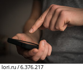Close up of a man using mobile smart phone. Стоковое фото, агентство Ingram Publishing / Фотобанк Лори