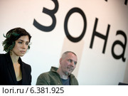 Портрет Надежды Толоконниковой на презентации правозащитных проектов участниц Pussy Riot "Зона Права" в галерее Марата Гельмана на Винзаводе (2014 год). Редакционное фото, фотограф Николай Винокуров / Фотобанк Лори