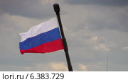 Российская армия. Самоходная Артиллерийская Установка (САУ) МСТА-С (M1990 «Farm») с российским флагом и два танка. (2014 год). Редакционное видео, видеограф Арташес Оганджанян / Фотобанк Лори